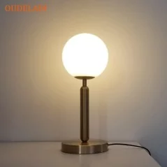 Lampe de table en forme de boule en verre